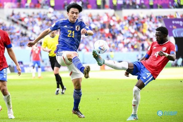 了捧起奖杯 了捧起奖杯